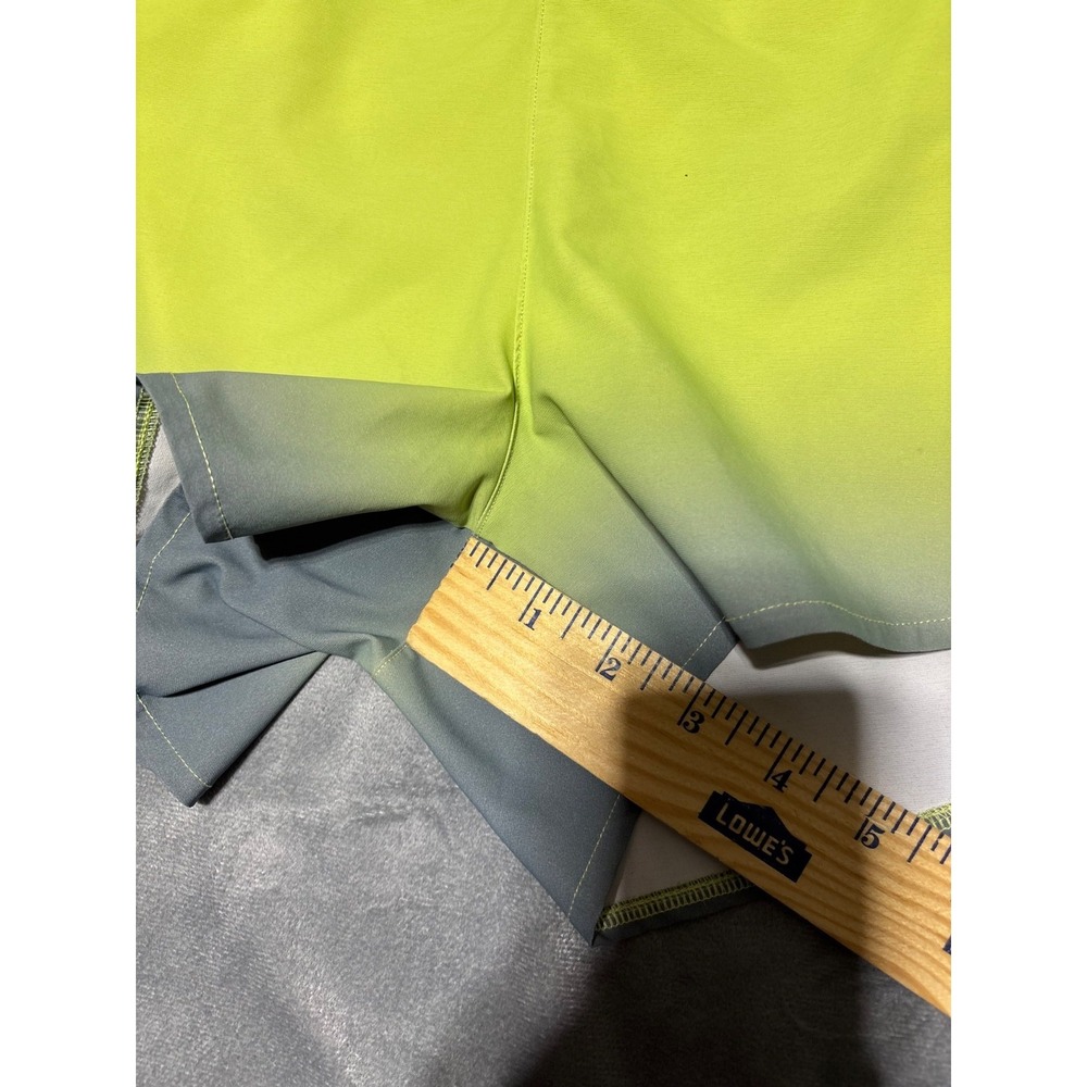 The North Face Women Size M Green Ombre Arque Shorts NF0A7QGF Stain - Picture 7 of 10